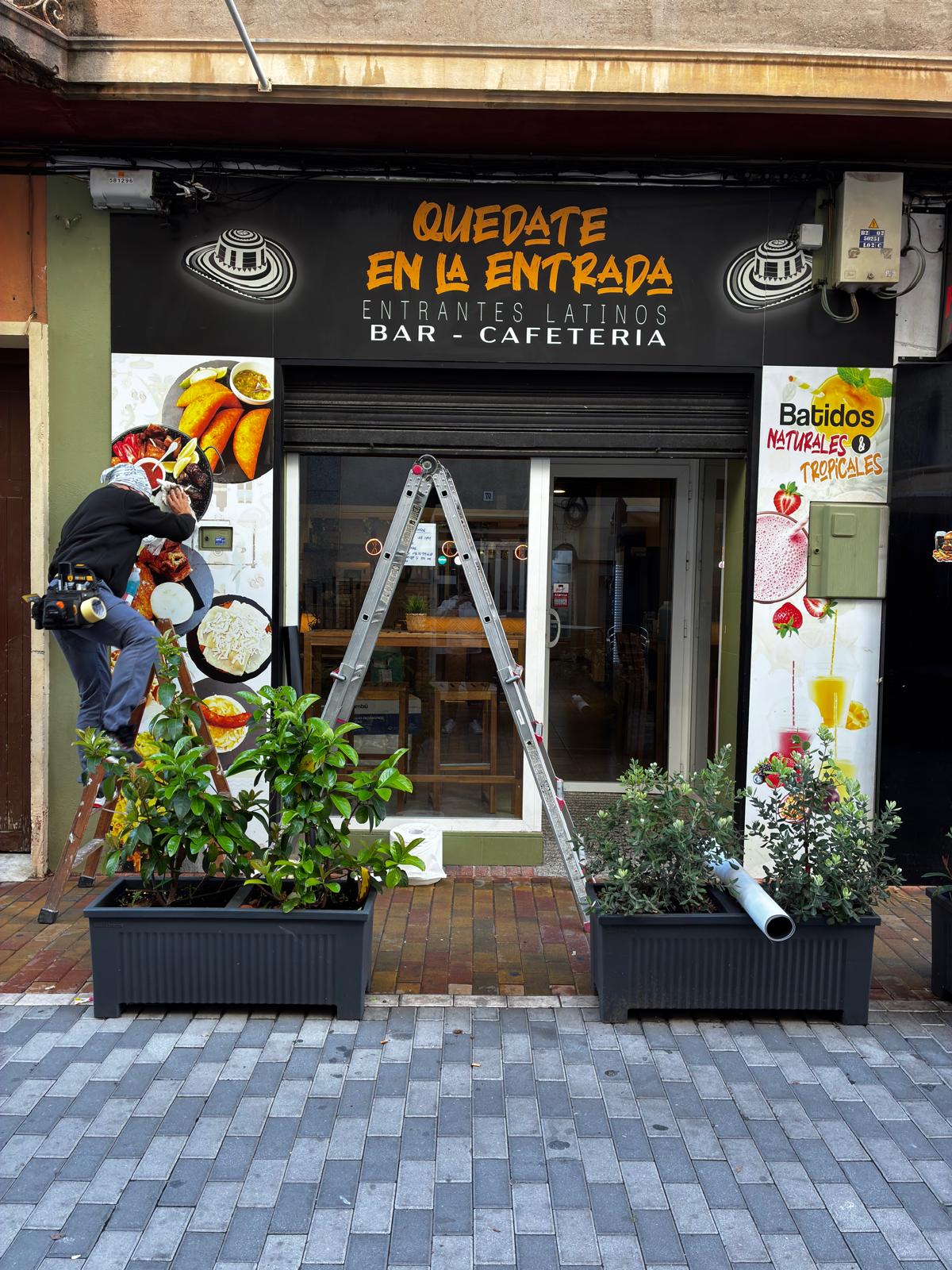 Trabajo en curso en la fachada de Labus Bar