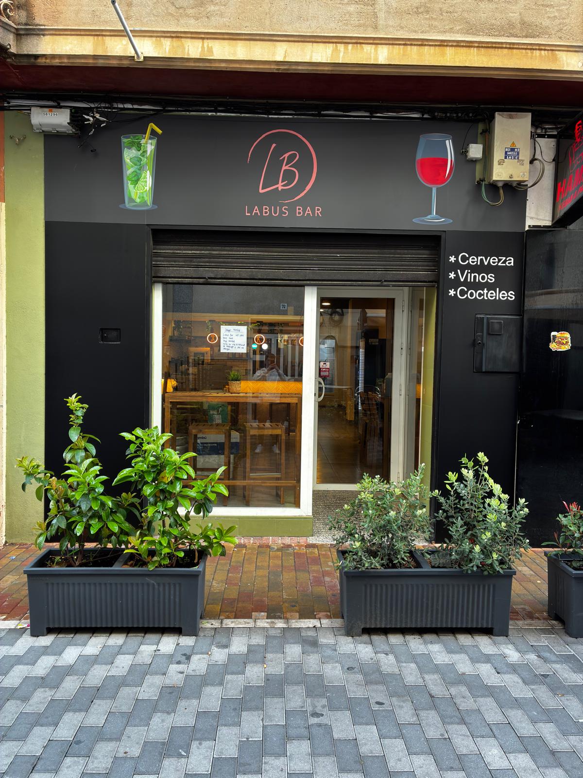 Gráfica de Labus Bar con logotipo y textos terminados