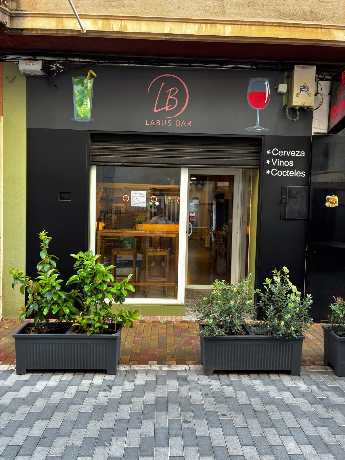 Fachada de Labus Bar con su nueva gráfica exterior