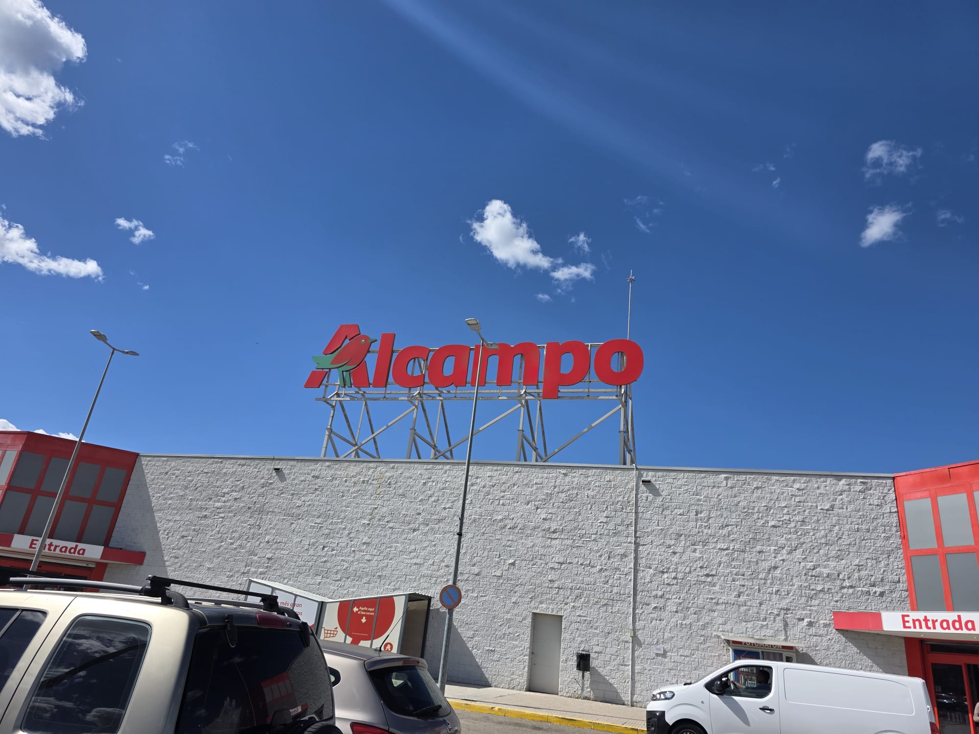 Letras corpóreas rojas de Alcampo instaladas sobre una fachada