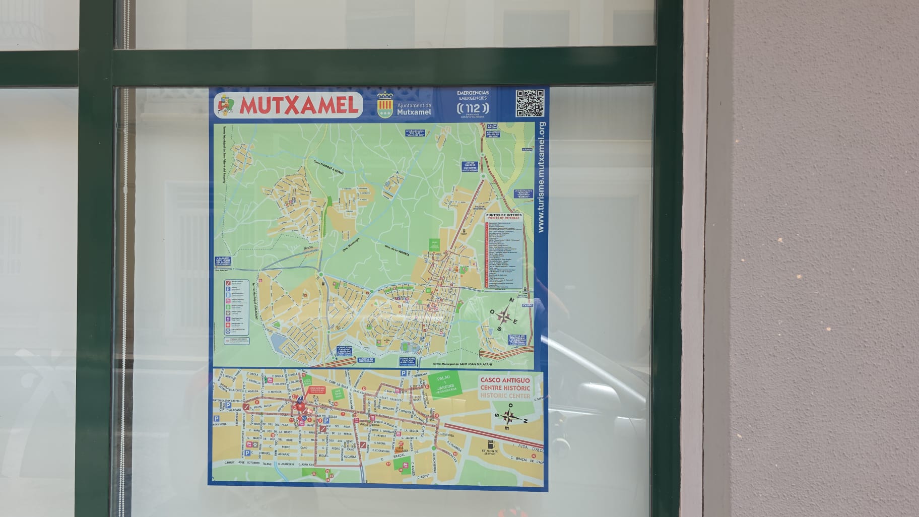Plano informativo de Mutxamel colocado sobre un cristal