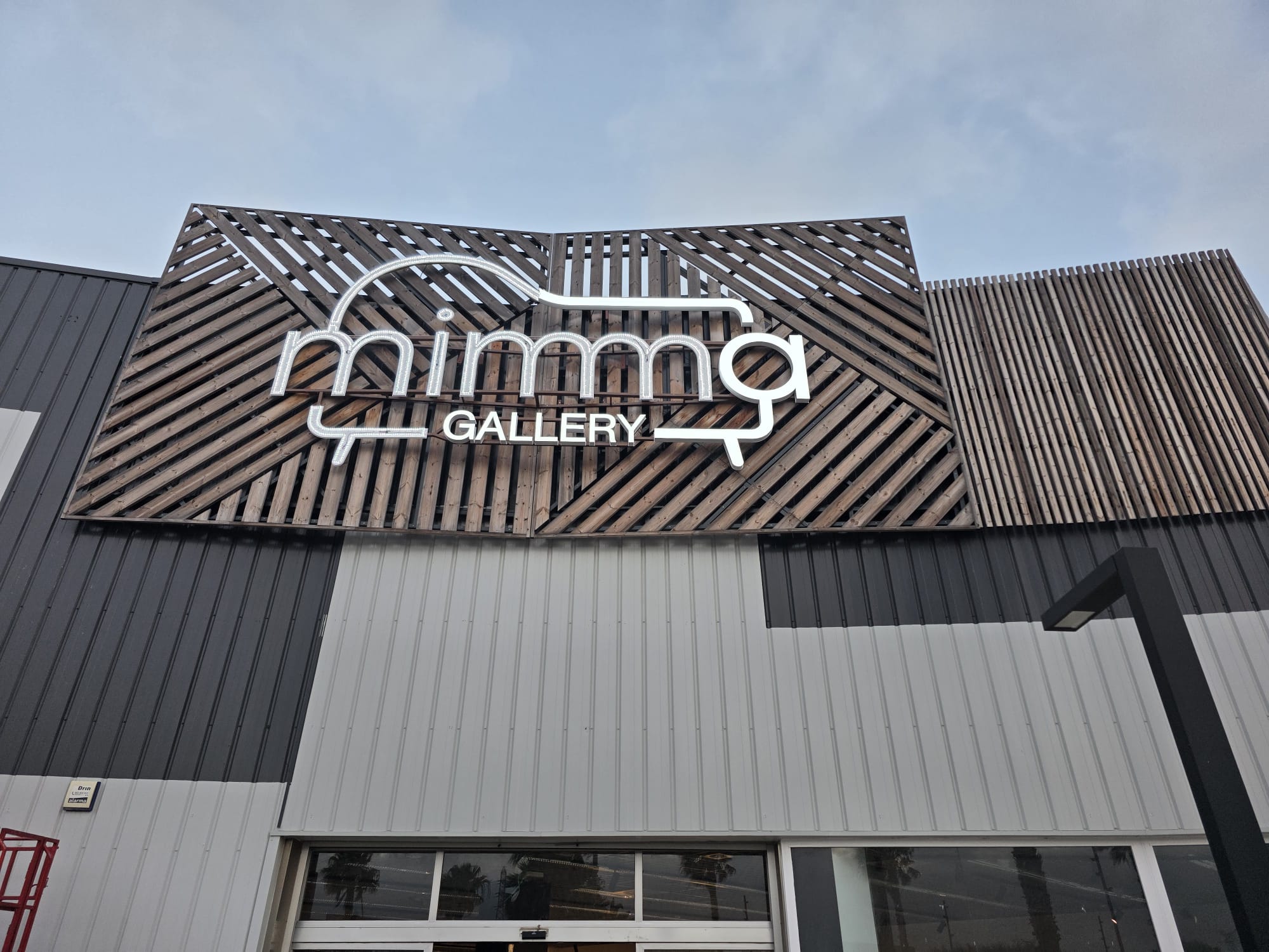 Letras de MIMMA Gallery instaladas en una fachada