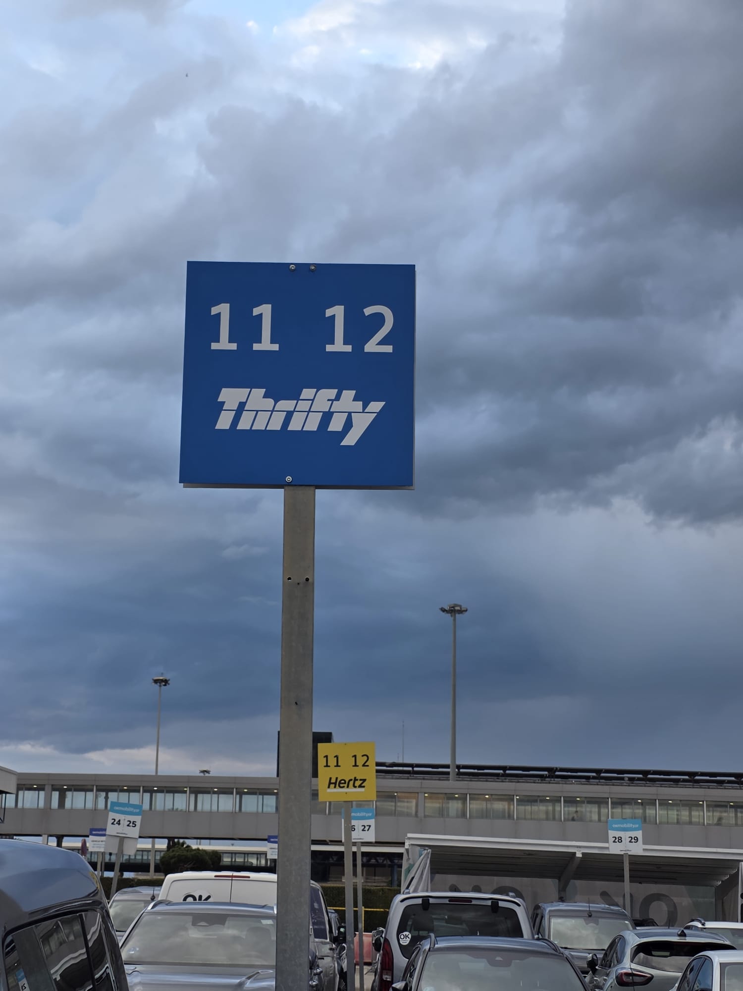 Señal de identificación Thrifty en un aparcamiento