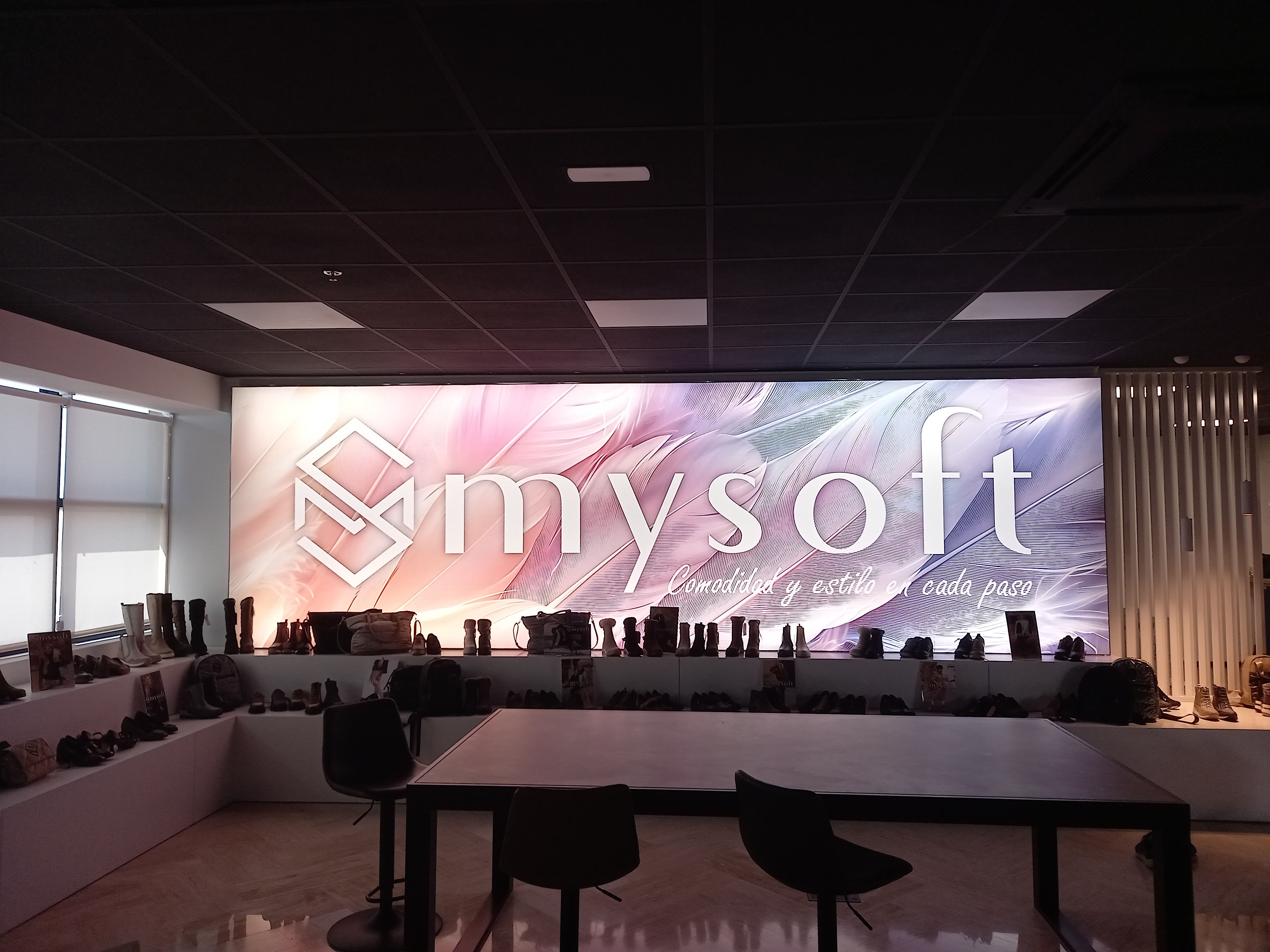 Gráfica de MySoft en un espacio interior