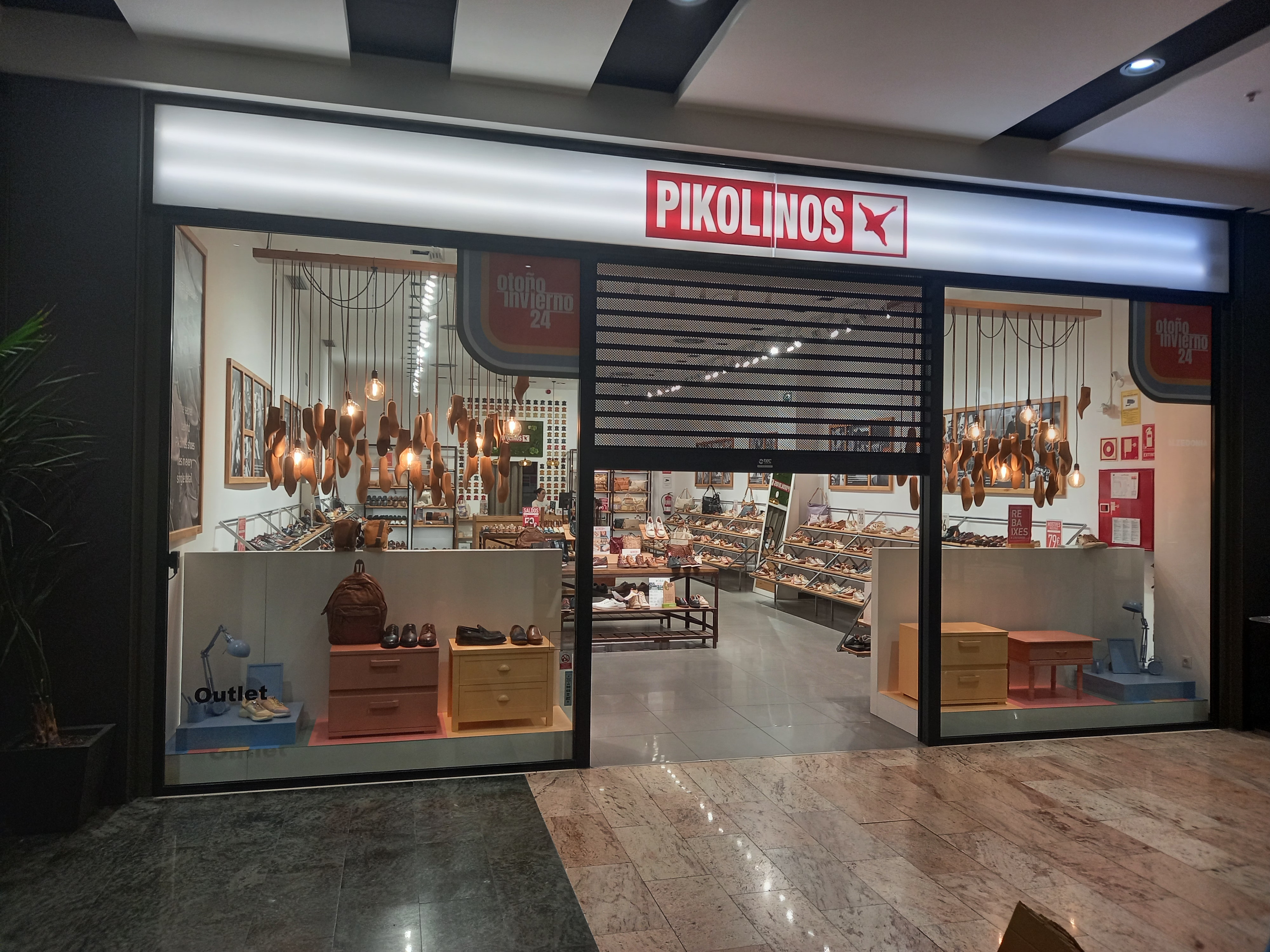 Escaparate comercial de Pikolinos con gráfica de campaña