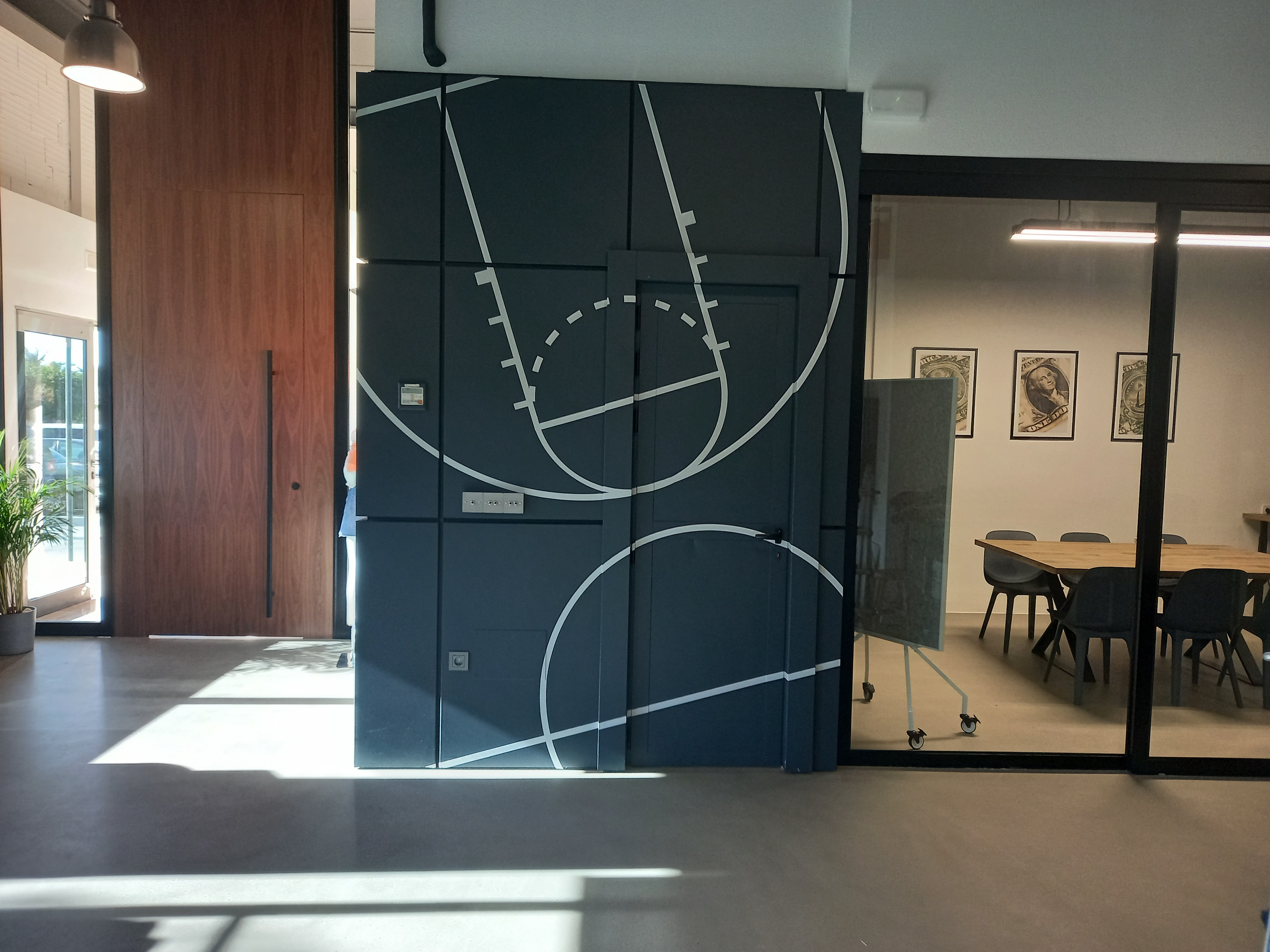 Gráfica de marca aplicada a una pared de oficina