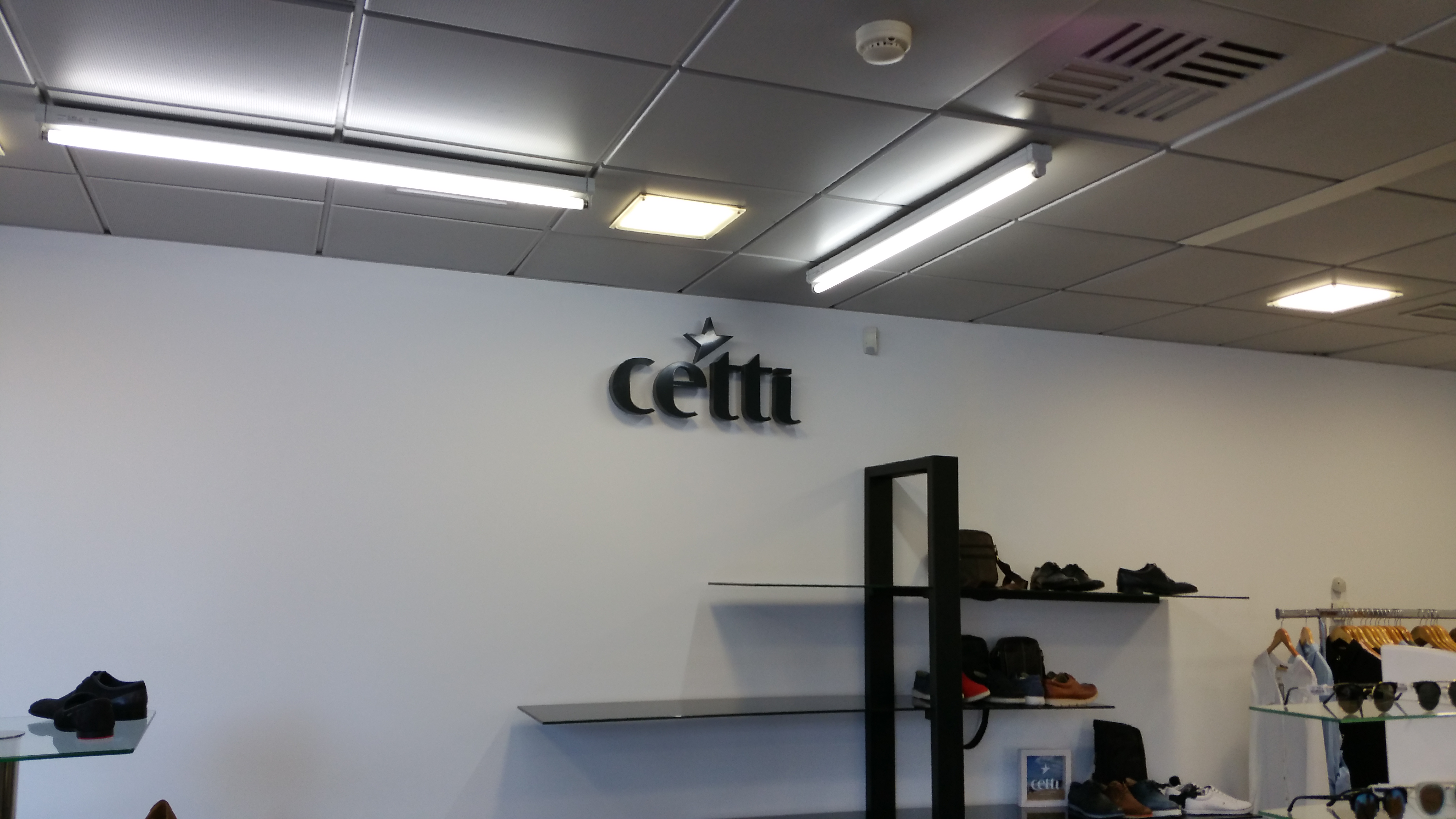 Letras corpóreas colocadas en un espacio comercial interior