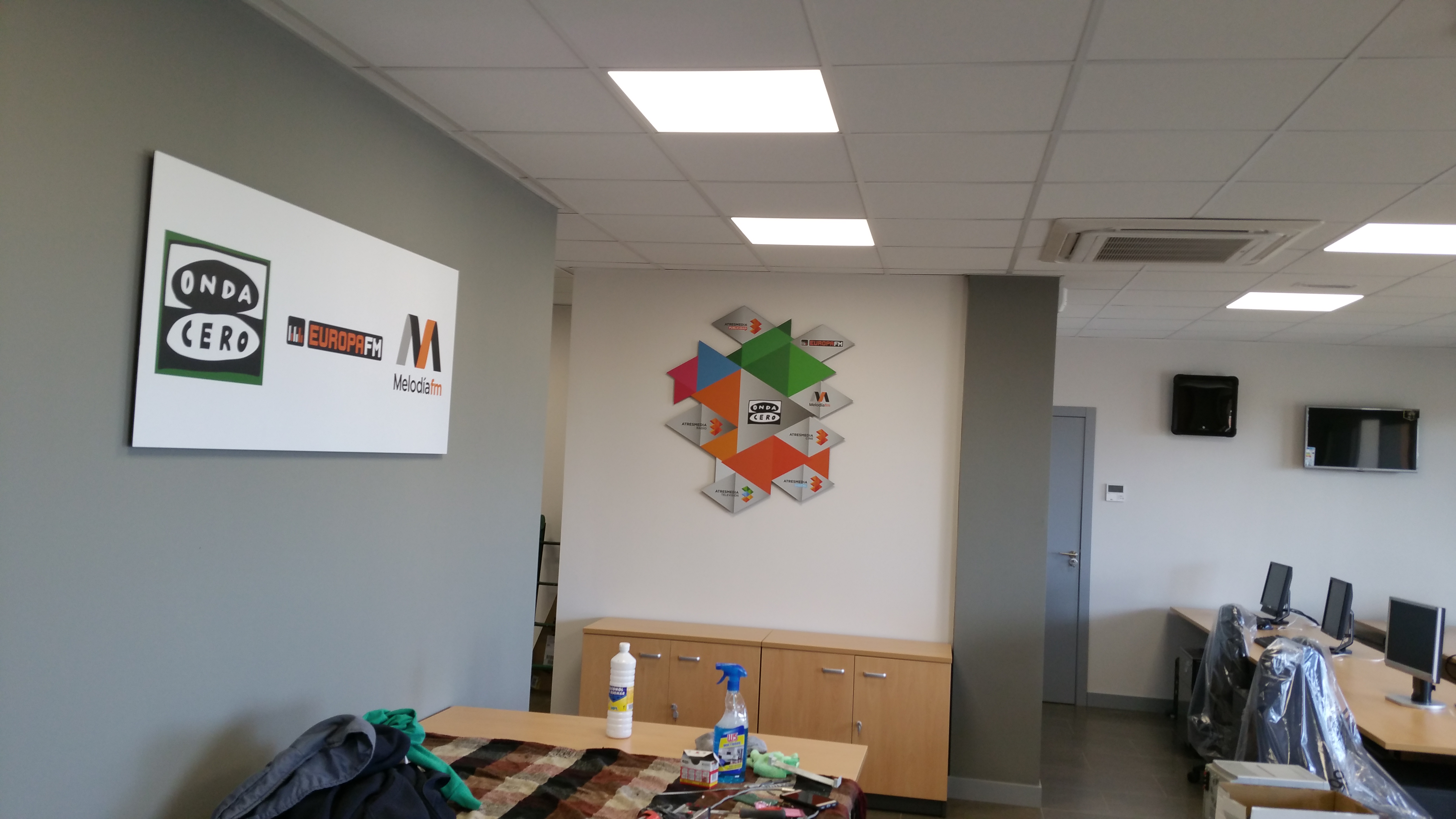 Logotipos y elementos de marca colocados en un interior