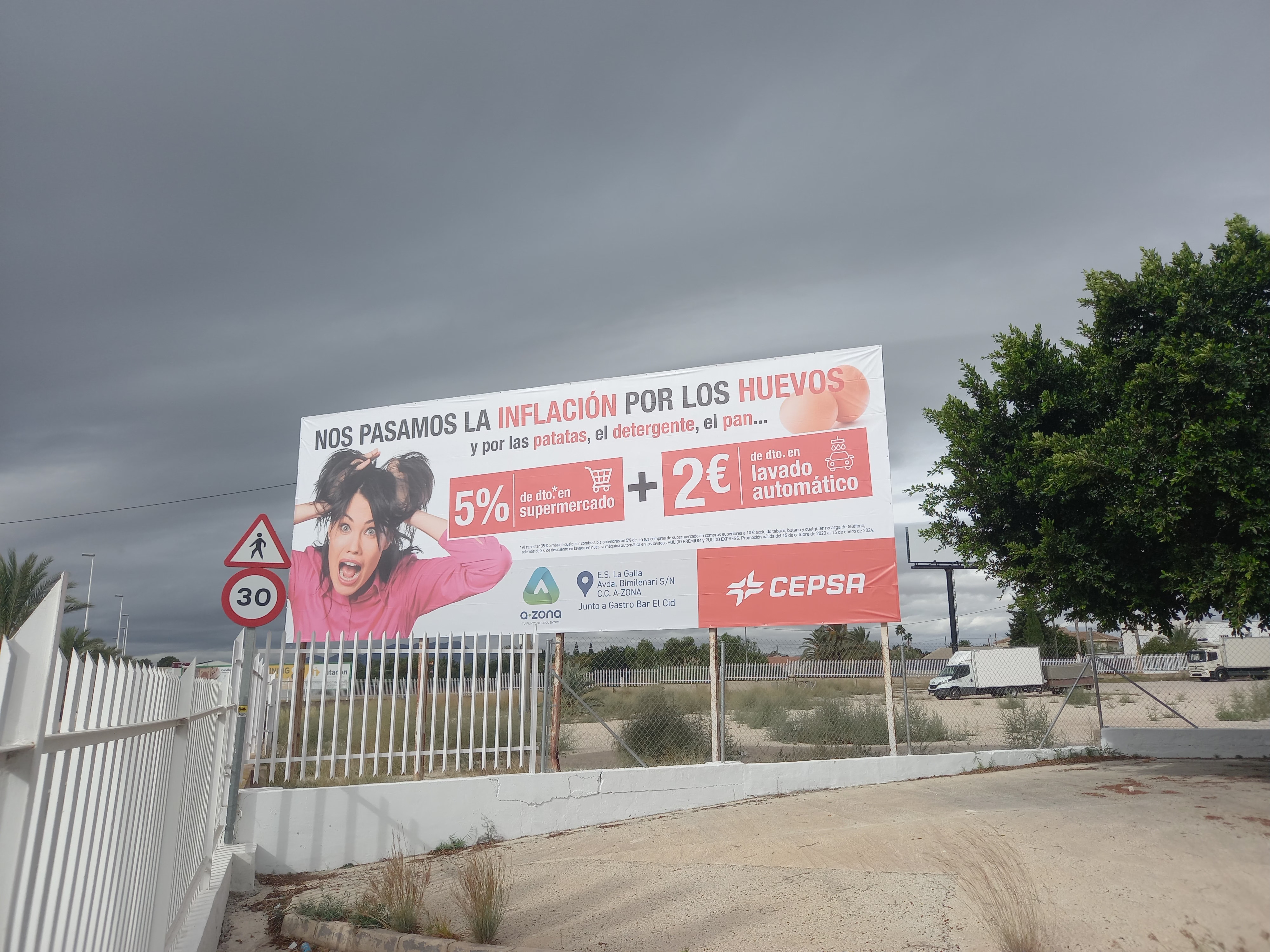 Lona publicitaria de Cepsa en un soporte exterior