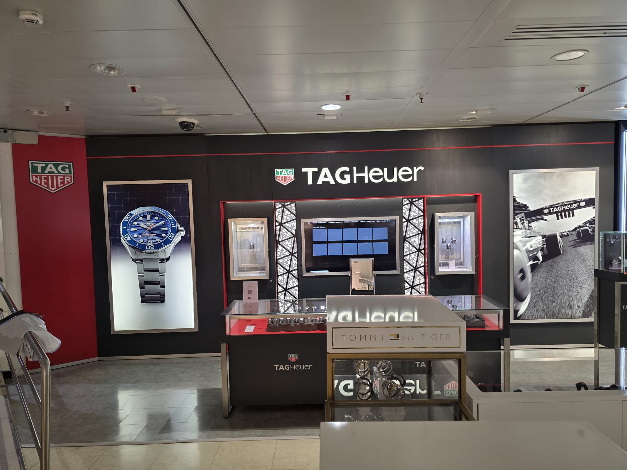 Espacio comercial con gráfica de TAG Heuer en paredes y expositores