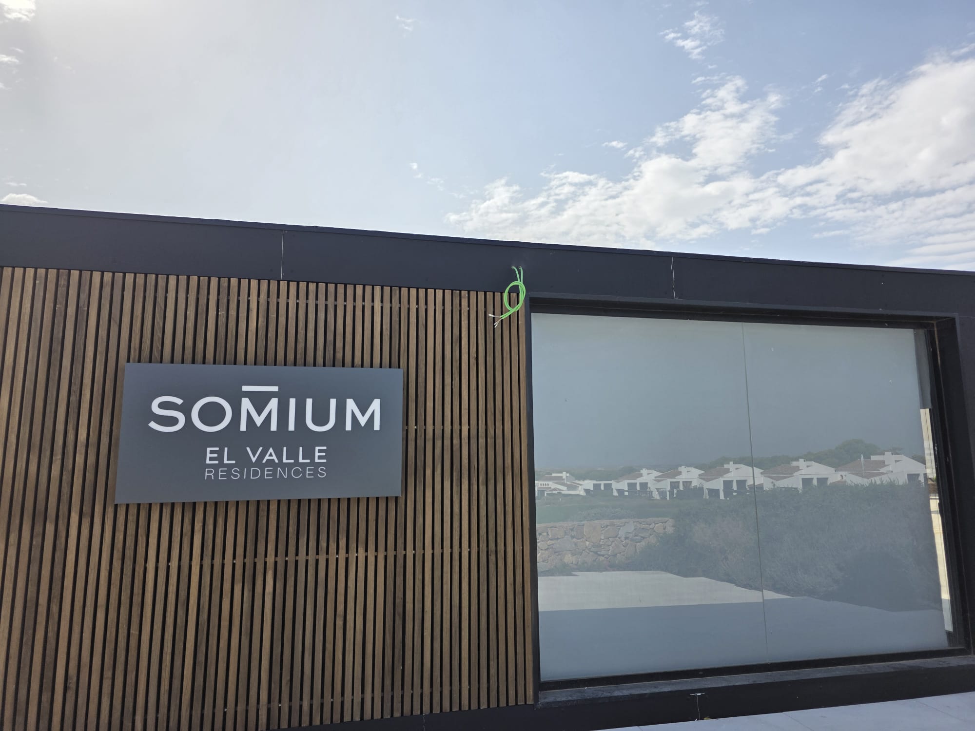 Fachada con el rótulo Somium instalado