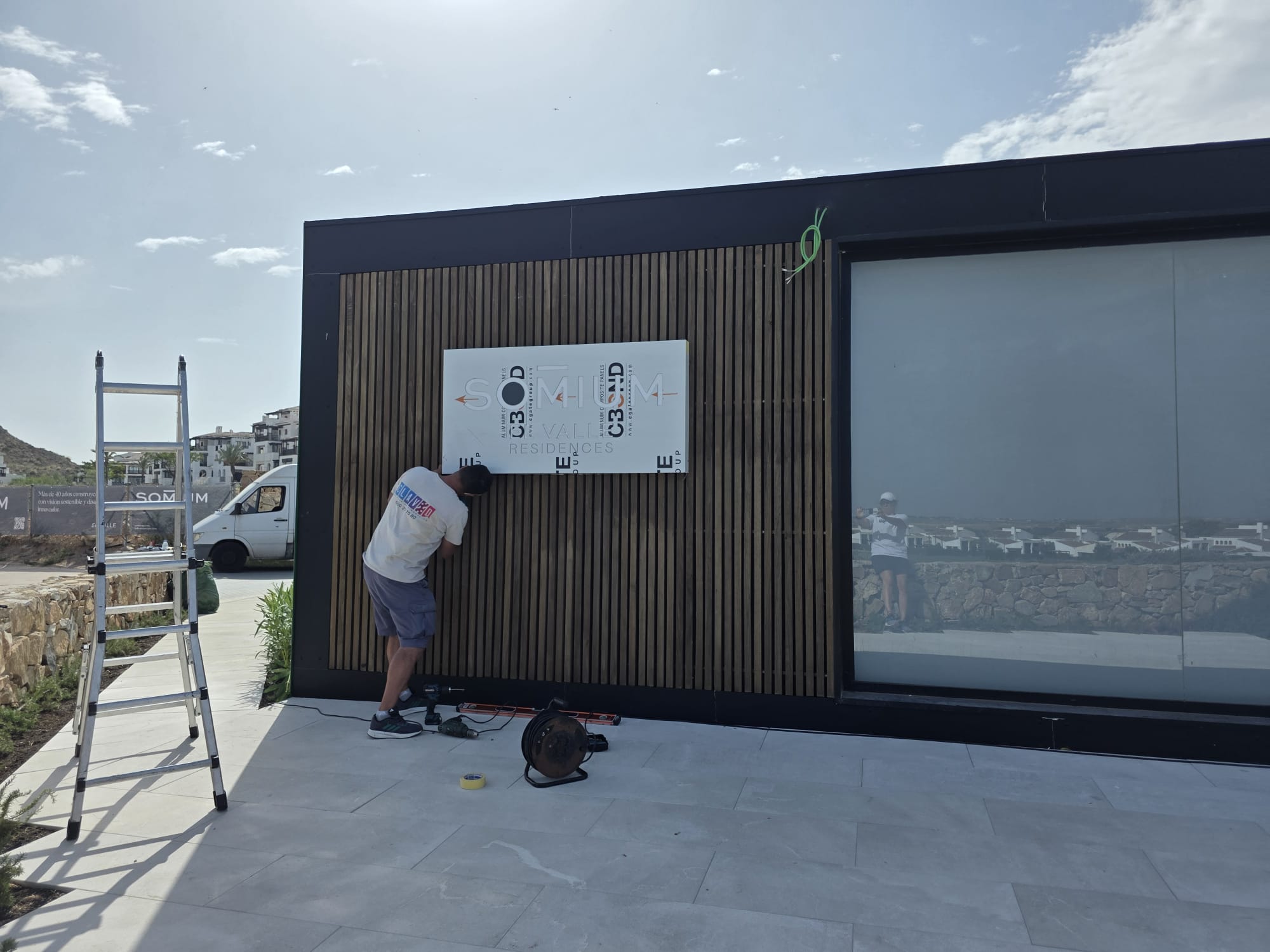 Persona trabajando en la colocación del rótulo