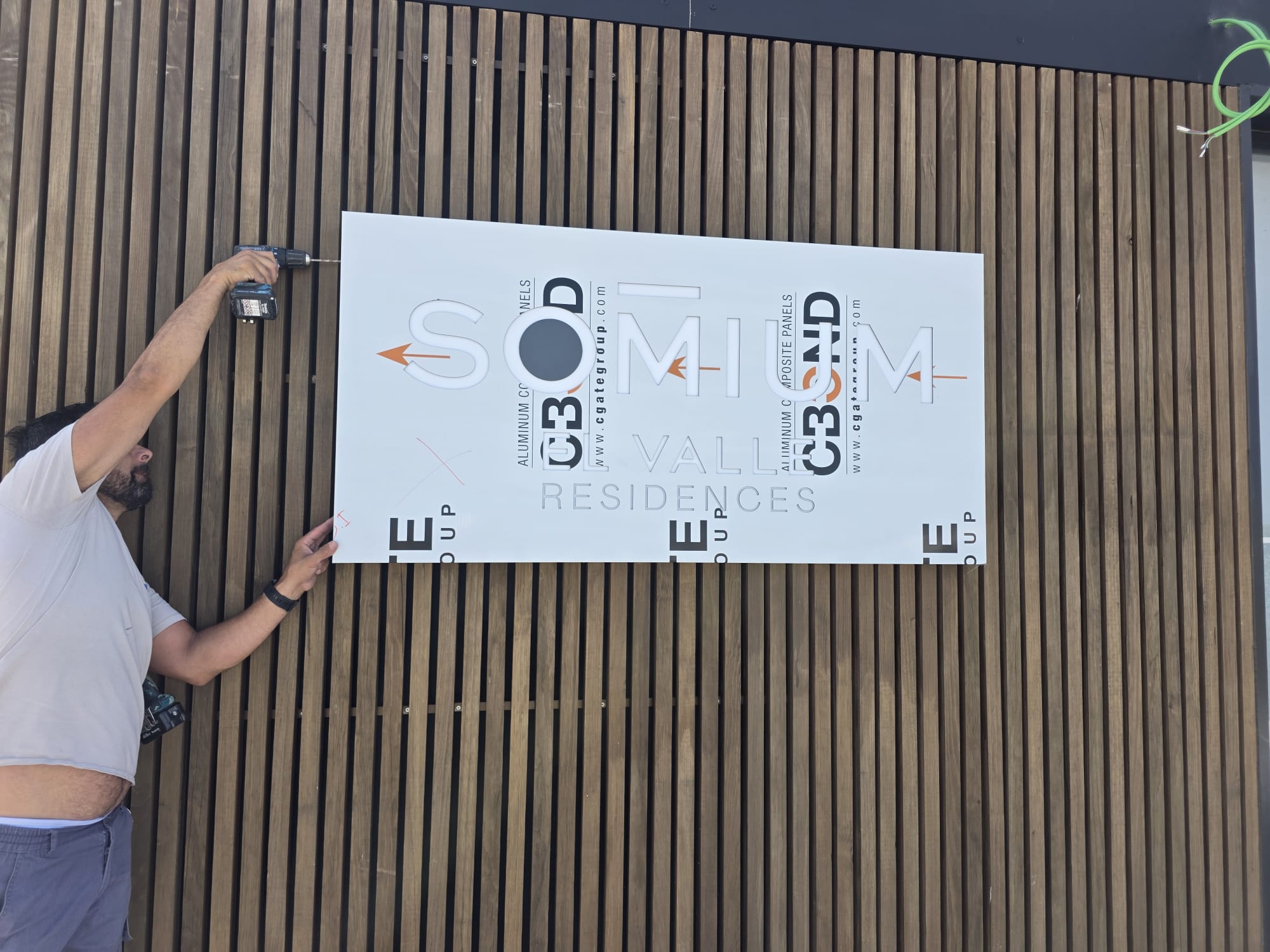 Colocación de un rótulo identificativo en una fachada
