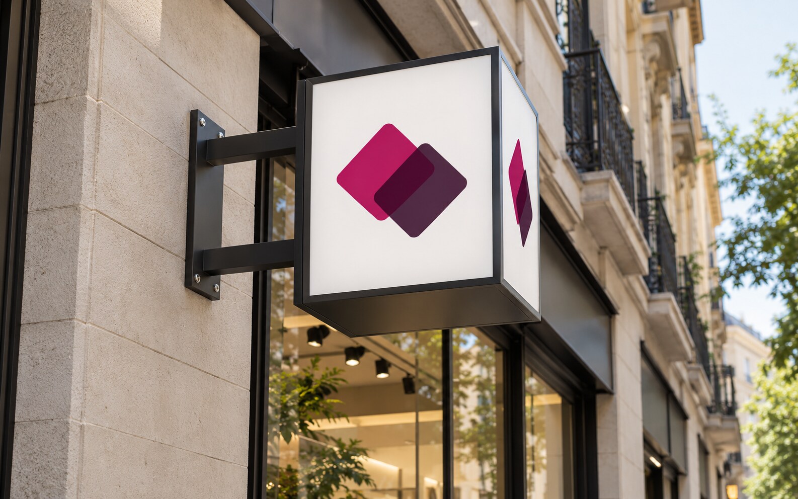 Banderola luminosa de doble cara instalada perpendicularmente a una fachada comercial