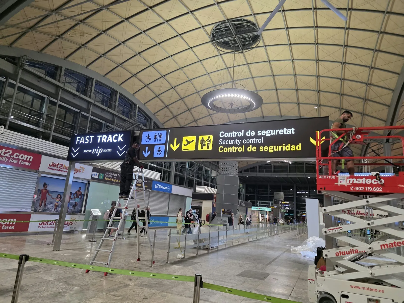 Instalación de señalética de control de seguridad junto al acceso Fast Track