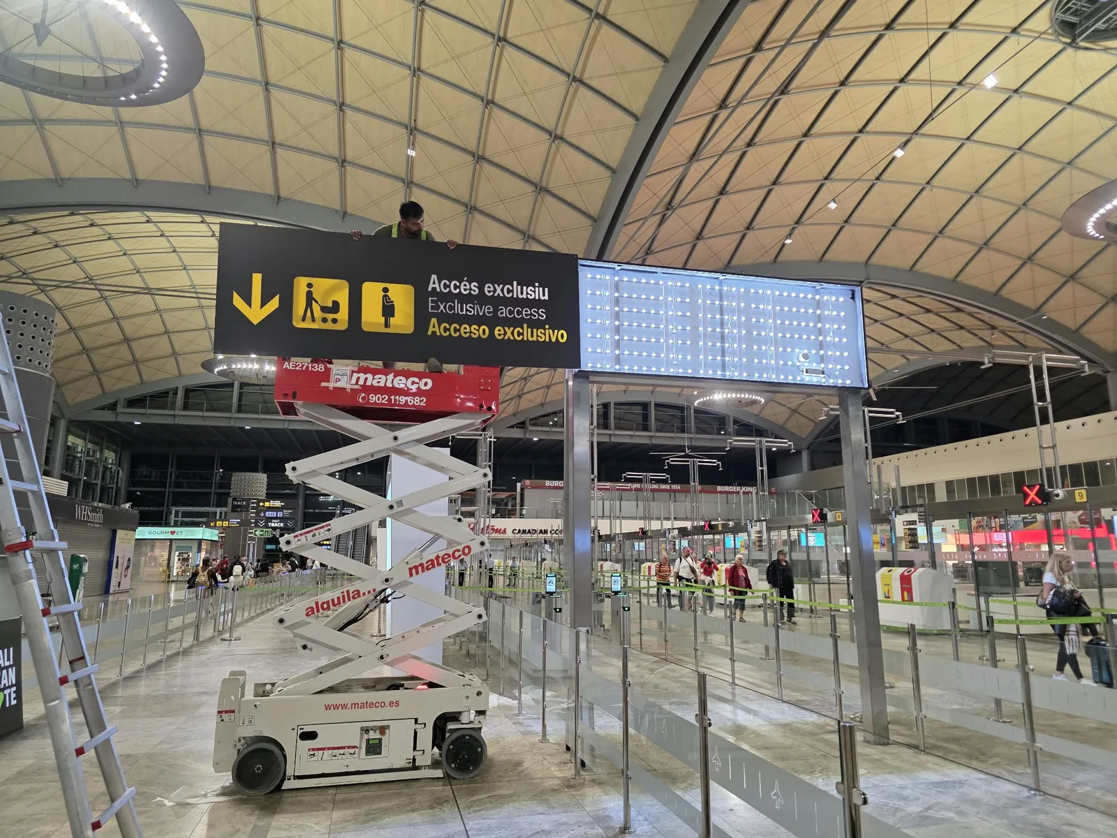 Panel gráfico de acceso exclusivo frente al interior del rótulo con iluminación LED visible