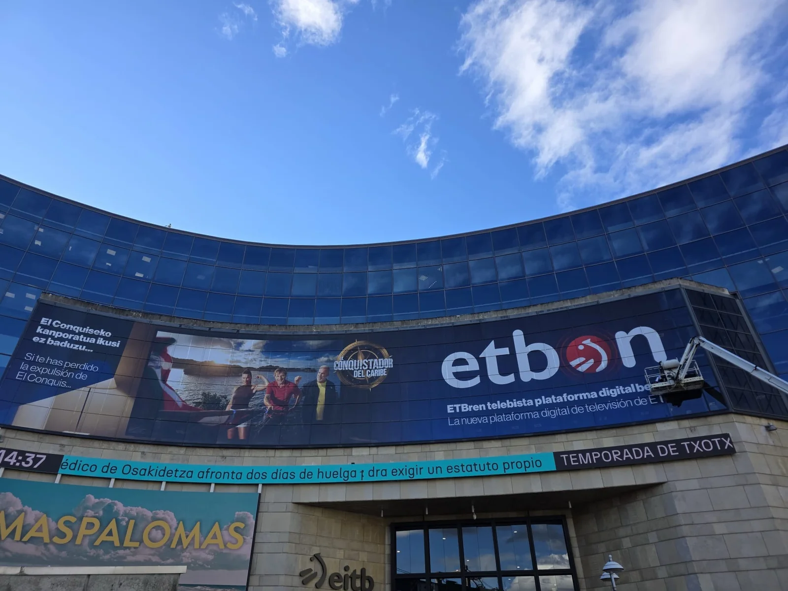 Gráfica de etb on en la fachada de EITB
