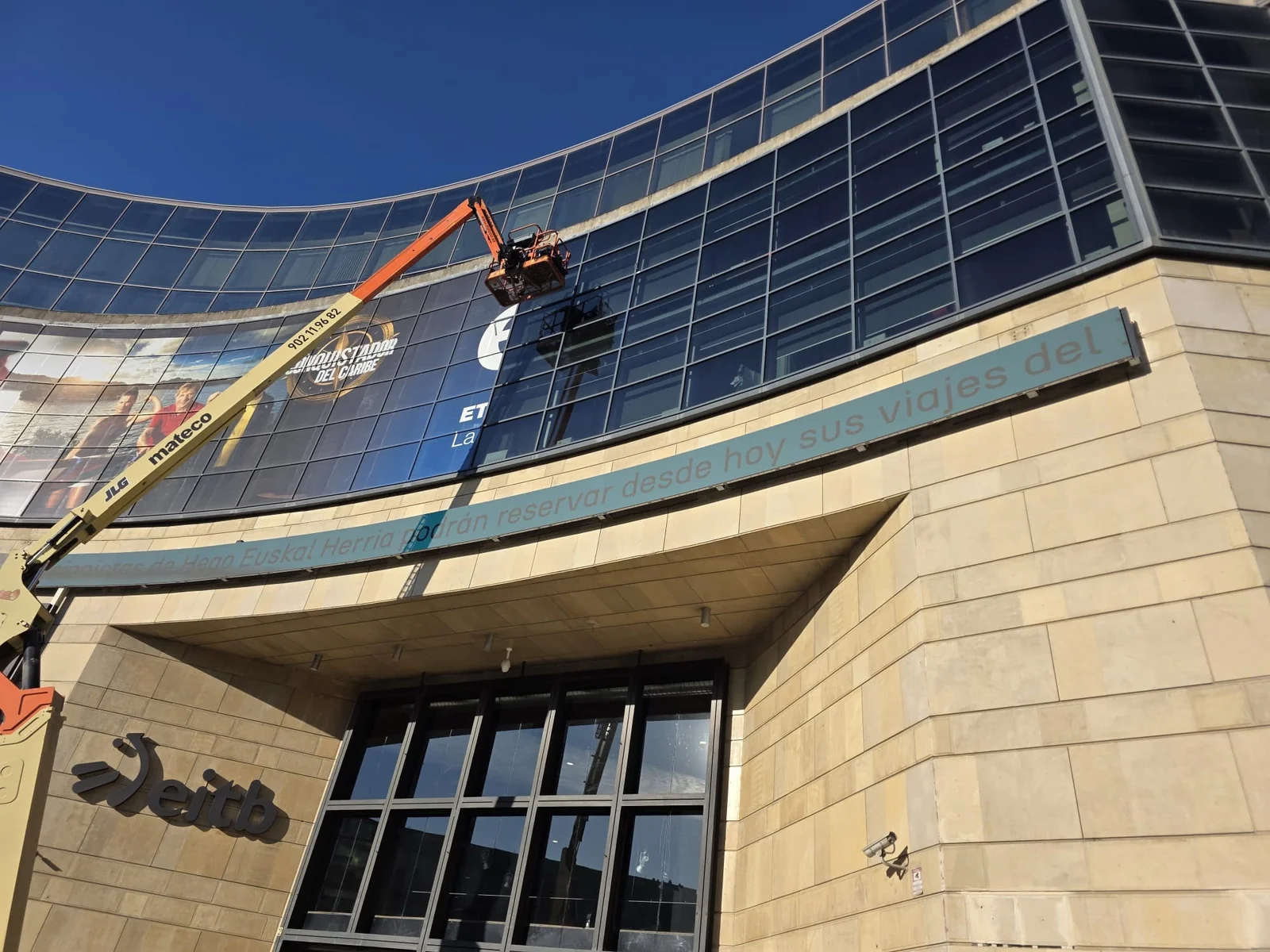 Plataforma elevadora junto a la gráfica en la fachada de EITB