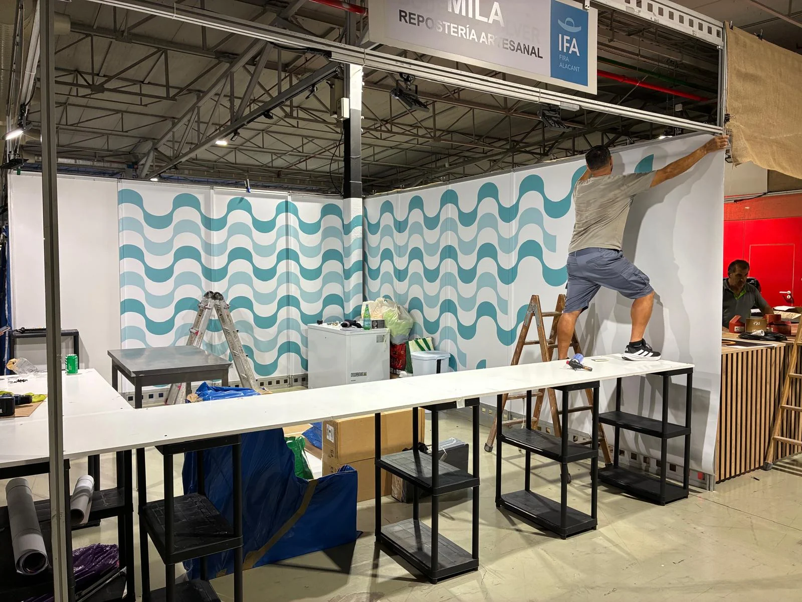 Trabajo de montaje de la gráfica del stand de Mila