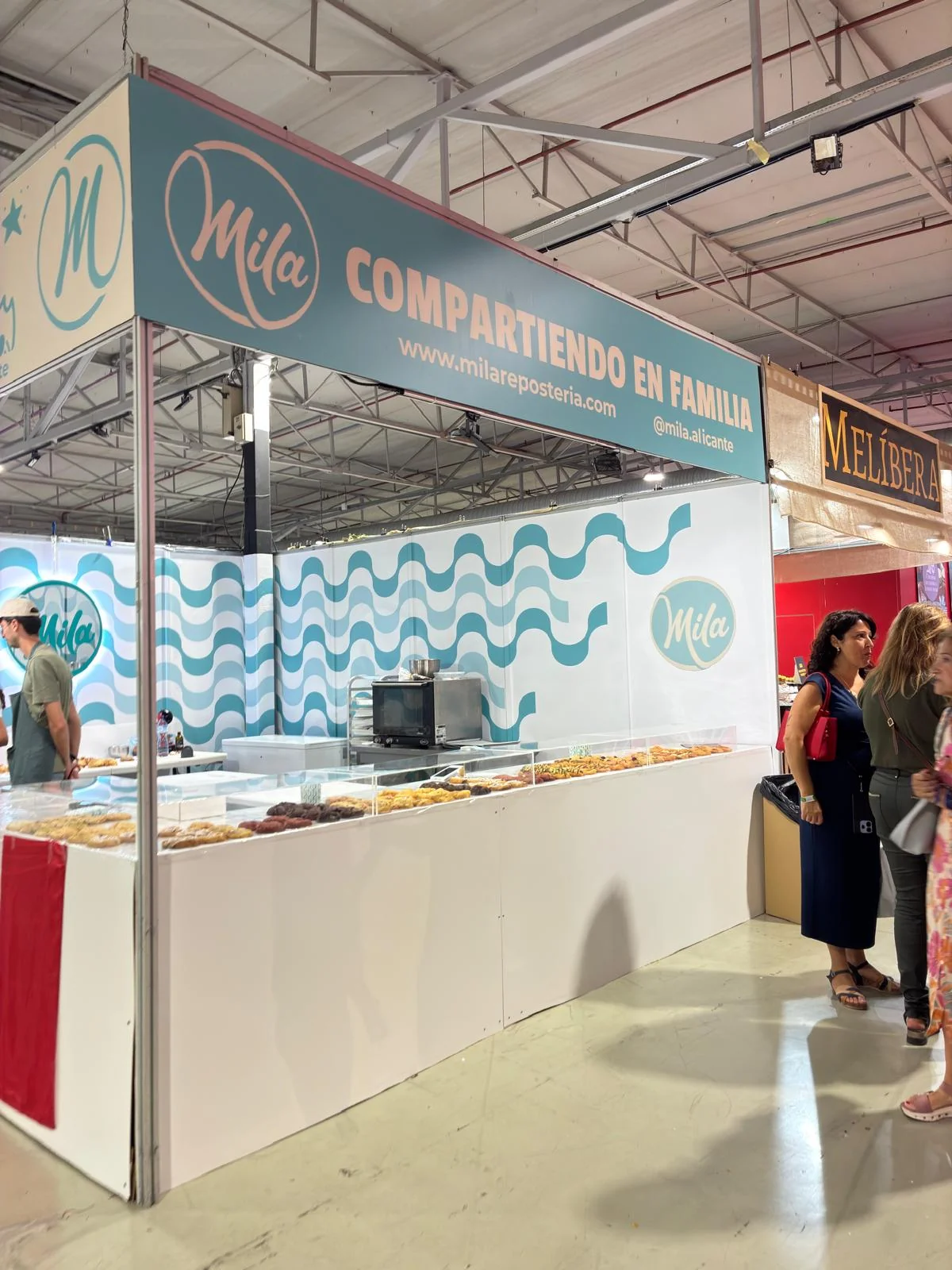 Stand de Mila con su gráfica y mostrador en uso