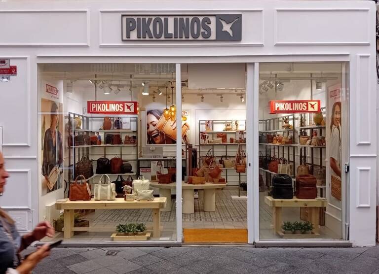 Fachada de un establecimiento Pikolinos con su identidad visual aplicada