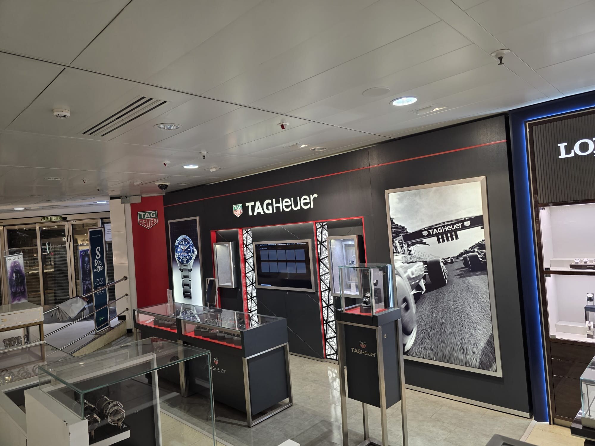 Gráfica corporativa de TAG Heuer integrada en un espacio comercial