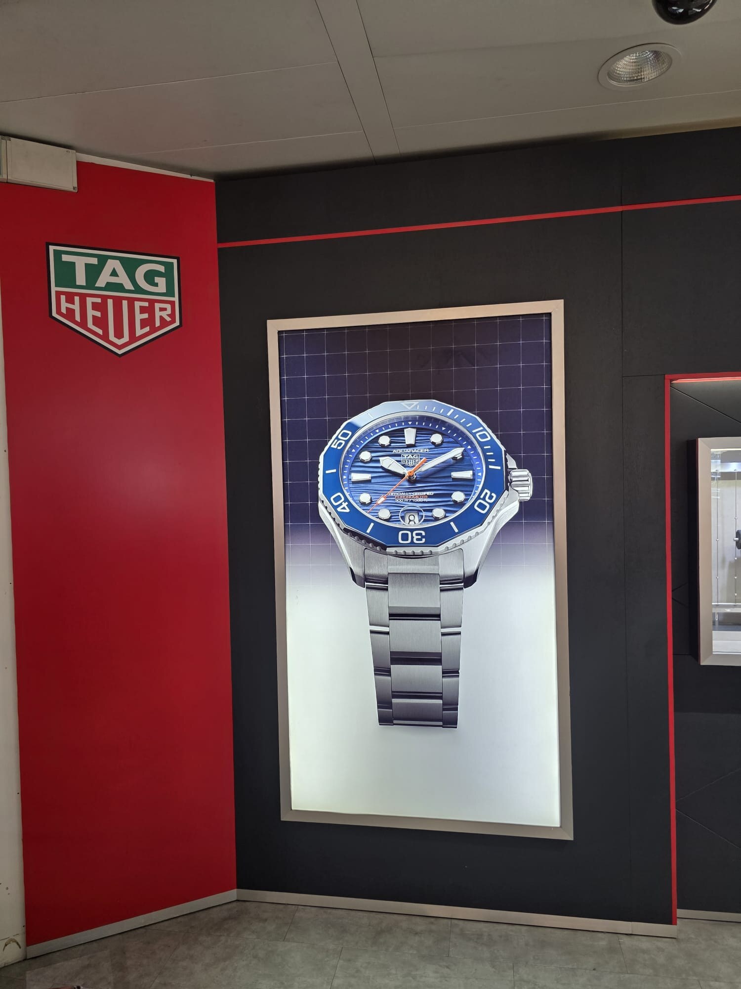 Panel gráfico rígido de TAG Heuer integrado en un espacio comercial